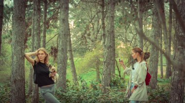 Selfy. Bir kız ve bir köpek bir kız ile bir kedi omzuna alır