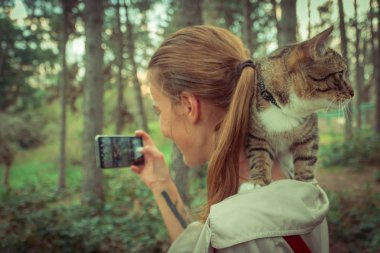 Selfy. Bir selfie bir kız ile bir kedi yapar