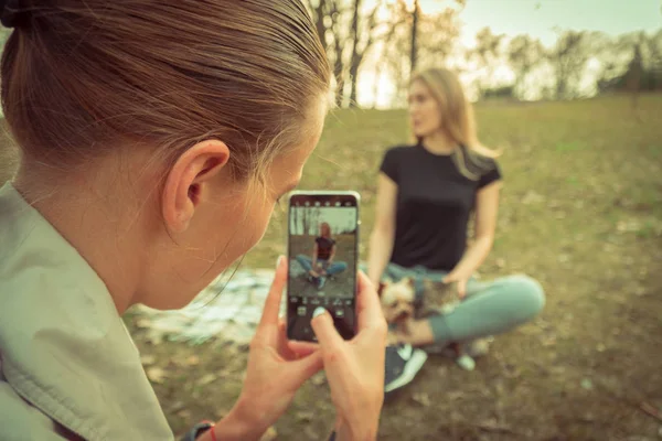 Selfy Una Chica Con Gato Hombro Toma Una Chica Perro —  Fotos de Stock