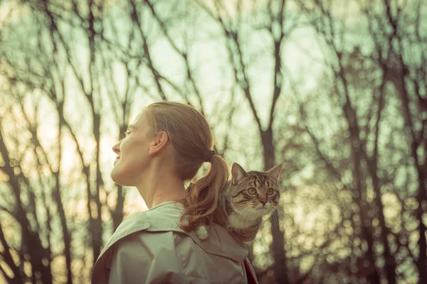 ひもに猫 女の子は彼女の肩に座っている猫を歩き — ストック写真