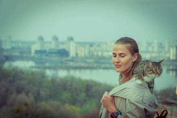 Gato Con Correa Una Chica Está Caminando Con Gato Que — Foto de Stock