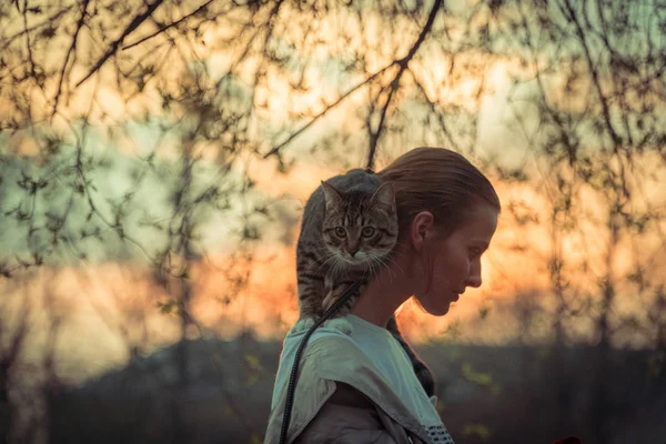 Katt Koppel Flicka Går Med Katt Som Sitter Hennes Axel — Stockfoto