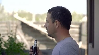 Elektronik sigara. Adam bir e-sigara içiyor