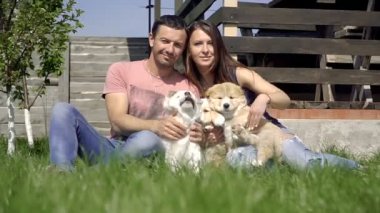 Köpek yavrusu Alabai. Bir adam ve bir kız Alabai kukla sarılmak