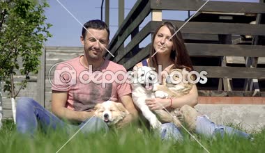 Köpek yavrusu Alabai. Bir adam ve bir kız Alabai kukla sarılmak