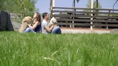 Köpek yavrusu Alabai. Bir adam ve bir kız Alabai kukla sarılmak