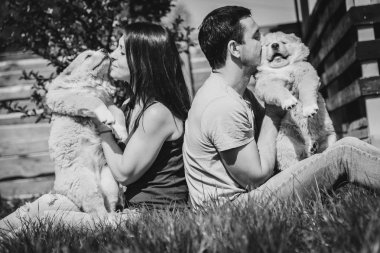 Köpek yavrusu Alabai. Bir adam ve bir kız Alabai kukla sarılmak