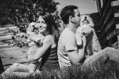 Köpek yavrusu Alabai. Bir adam ve bir kız Alabai kukla sarılmak