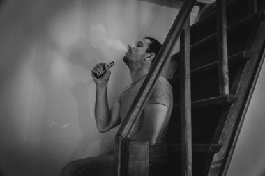 Elektronik sigara. Adam bir e-sigara içiyor