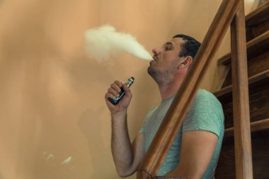 Elektronik sigara. Adam bir e-sigara içiyor