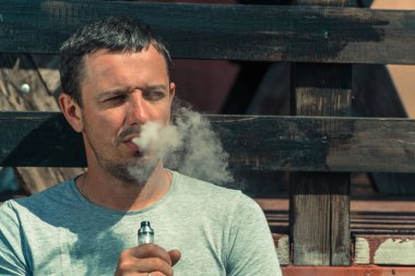 Elektronik sigara. Adam bir e-sigara içiyor