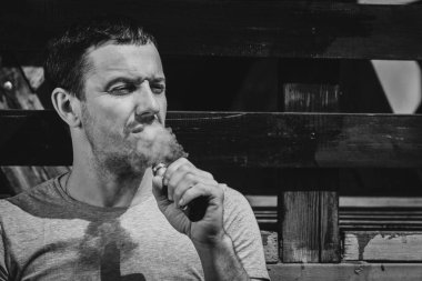 Elektronik sigara. Adam bir e-sigara içiyor