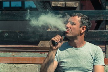 Elektronik sigara. Adam bir e-sigara içiyor