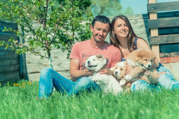 Cucciolo Alabai Ragazzo Una Ragazza Abbracciano Cuccioli Alabai — Foto Stock