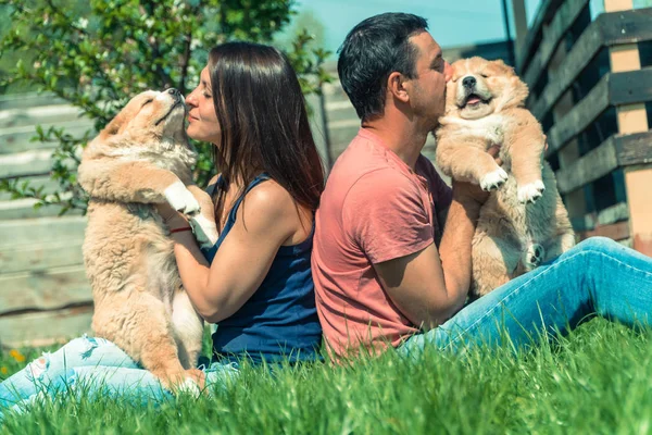 Pup Alabai Een Jongen Een Meisje Omhelzen Pups Van Alabai — Stockfoto