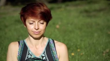 Yoga. Parktaki Kız yoga uygulamak