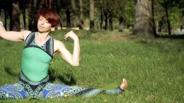 Yoga. Parktaki Kız yoga uygulamak