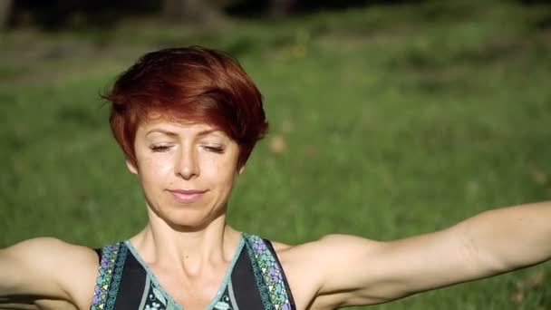 Yoga Das Mädchen Park Praktiziert Yoga — Stockvideo