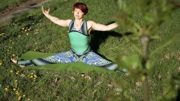 Yoga Das Mädchen Park Praktiziert Yoga — Stockvideo