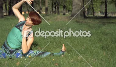 Yoga. Parktaki Kız yoga uygulamak