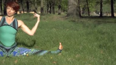 Yoga. Parktaki Kız yoga uygulamak