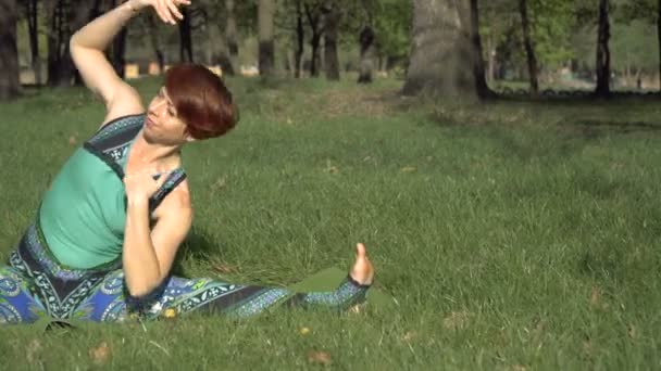 Yoga Das Mädchen Park Praktiziert Yoga — Stockvideo