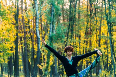 Yoga. Parktaki Kız yoga uygulamak