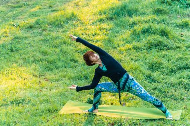 Yoga. Parktaki Kız yoga uygulamak