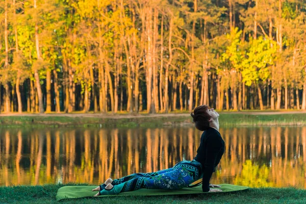 Yoga Chica Parque Está Practicando Yoga — Foto de Stock