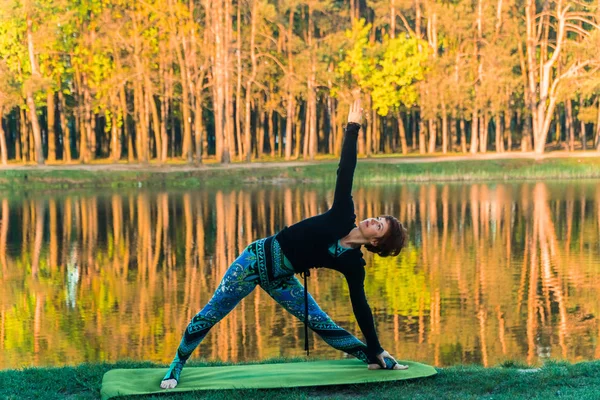 Yoga Chica Parque Está Practicando Yoga — Foto de Stock