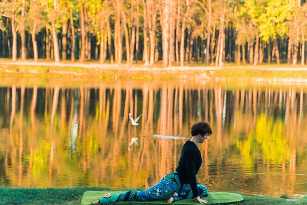 Yoga Girl Park Practicing Yoga — Stock Photo, Image