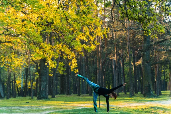 Yoga Girl Park Practicing Yoga — Stock Photo, Image