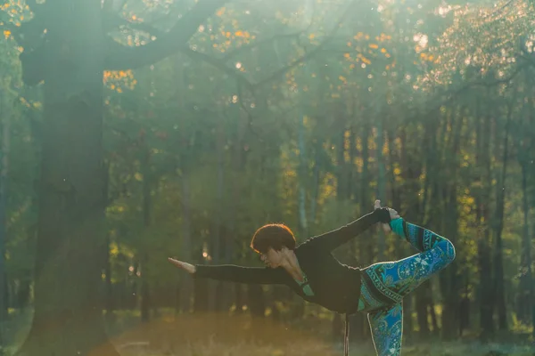 Yoga Girl Park Practicing Yoga — Stock Photo, Image