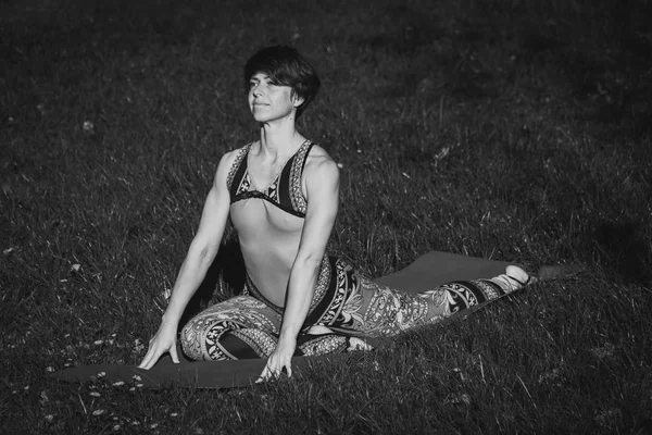 Yoga Fille Dans Parc Pratique Yoga — Photo