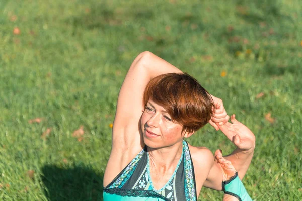 Yoga Menina Parque Está Praticando Ioga — Fotografia de Stock