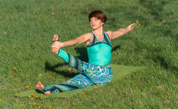 Yoga Menina Parque Está Praticando Ioga — Fotografia de Stock