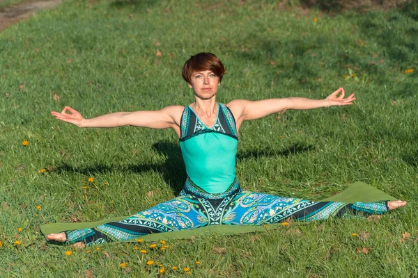 Yoga Menina Parque Está Praticando Ioga — Fotografia de Stock