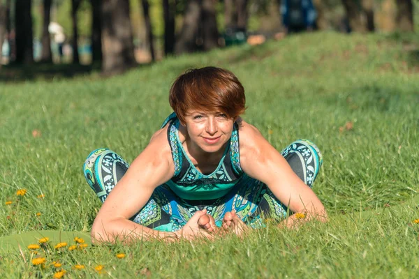 Yoga Chica Parque Está Practicando Yoga — Foto de Stock