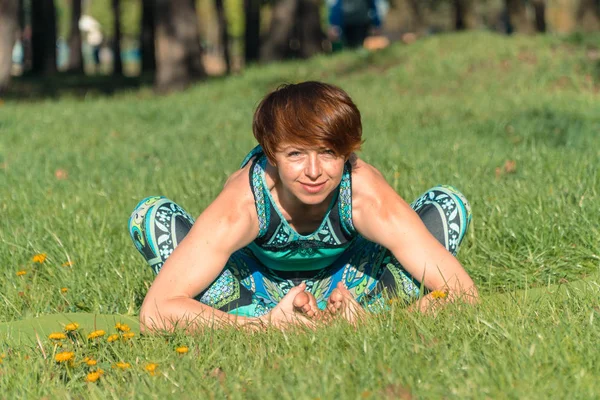 Yoga Chica Parque Está Practicando Yoga — Foto de Stock