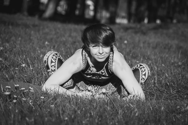 ヨガの練習は公園で少女 — ストック写真