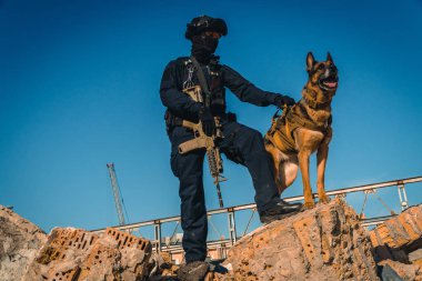 Cynologist. Eğitimli bir çoban köpeği ile askeri giysili bir adam