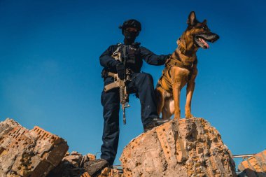 Cynologist. Eğitimli bir çoban köpeği ile askeri giysili bir adam