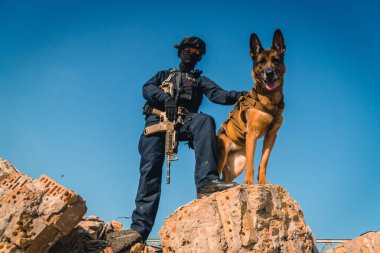 Cynologist. Eğitimli bir çoban köpeği ile askeri giysili bir adam