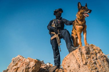 Cynologist. Eğitimli bir çoban köpeği ile askeri giysili bir adam