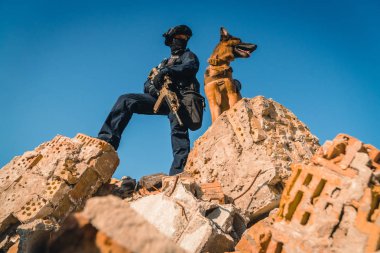 Cynologist. Eğitimli bir çoban köpeği ile askeri giysili bir adam