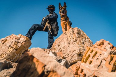 Cynologist. Eğitimli bir çoban köpeği ile askeri giysili bir adam