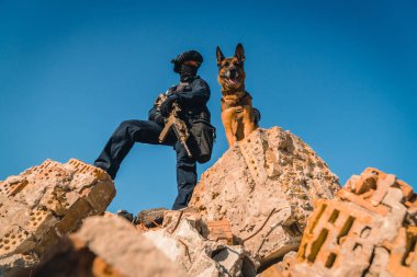 Cynologist. Eğitimli bir çoban köpeği ile askeri giysili bir adam