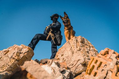 Cynologist. Eğitimli bir çoban köpeği ile askeri giysili bir adam