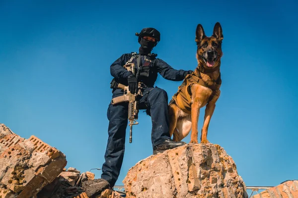 Cynologist. Eğitimli bir çoban köpeği ile askeri giysili bir adam