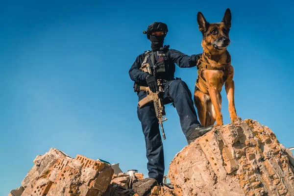 Cynologist. Eğitimli bir çoban köpeği ile askeri giysili bir adam